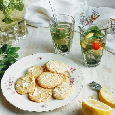 Homemade kruidenthee met citroenkoekjes