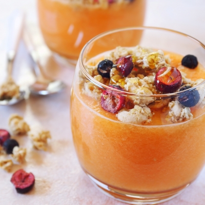 Cantaloupe meloensmoothie met cruesli