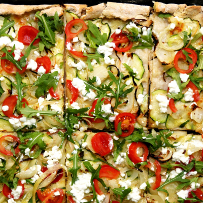 Pizza met cherry tomaten, courgette en cottage cheese