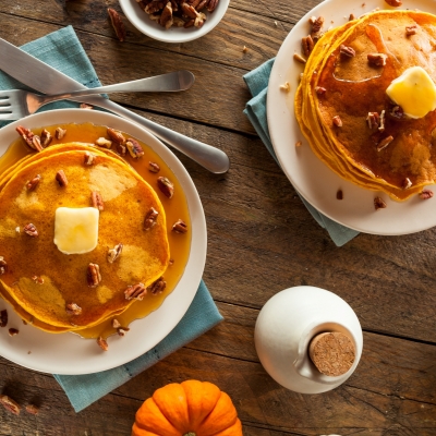 Pompoenpannenkoek met noten en ahornsiroop