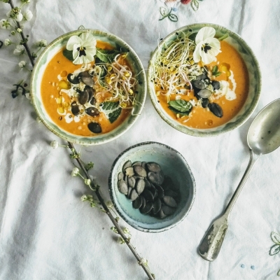 wortel-kokos gazpacho met pompoenpitten