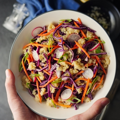 Salade bowl met quinoa, kool, bospeen en radijs