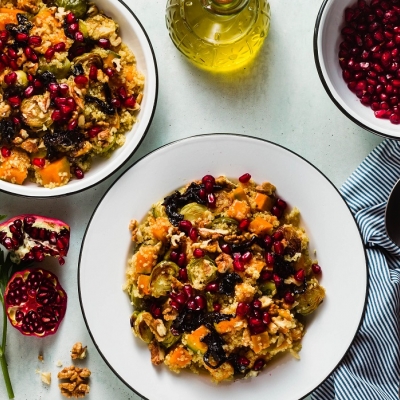 Salade van geroosterde spruiten en pompoen met granaatappel